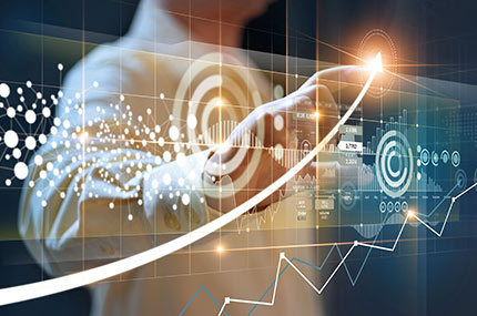 Oamenii de afaceri prezintă săgeți și grafice de creștere a afacerilor pe o interfață virtuală modernă privind rețeaua globală, domeniul bancar, bursa de valori și schimburile valutare